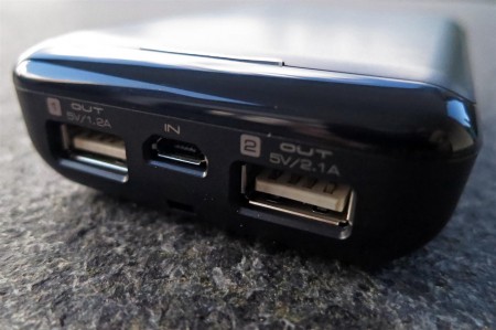 2 USB Ladeanschlüsse - 1 Micro USB Anschluss zum Aufladen des Akkus